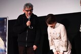 改めて麻上洋子（右）に感謝を伝える庵野秀明（左）。