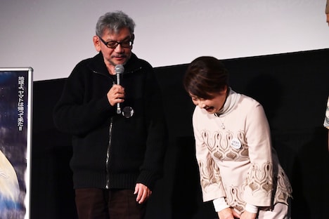 改めて麻上洋子(右)に感謝を伝える庵野秀明(左)。