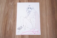 展覧会の企画の一環として行われた上條によるギャラリートークでは、イベントの最後に上條本人がサイン入りのポストカードを来場者1人ひとりに手渡ししながら言葉を交わすなど、ファンとの交流を大切にしている様子が伺えた。