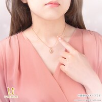 カメオネックレスの着用イメージ。