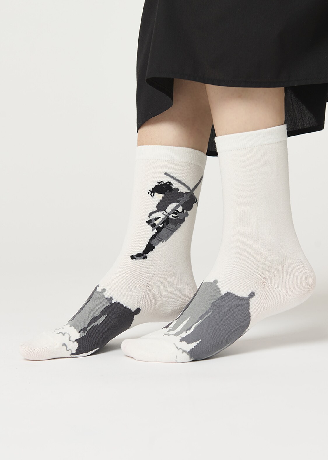 進撃の巨人」×グラニフ、巨人とハンジの姿を表現した靴下「心臓を