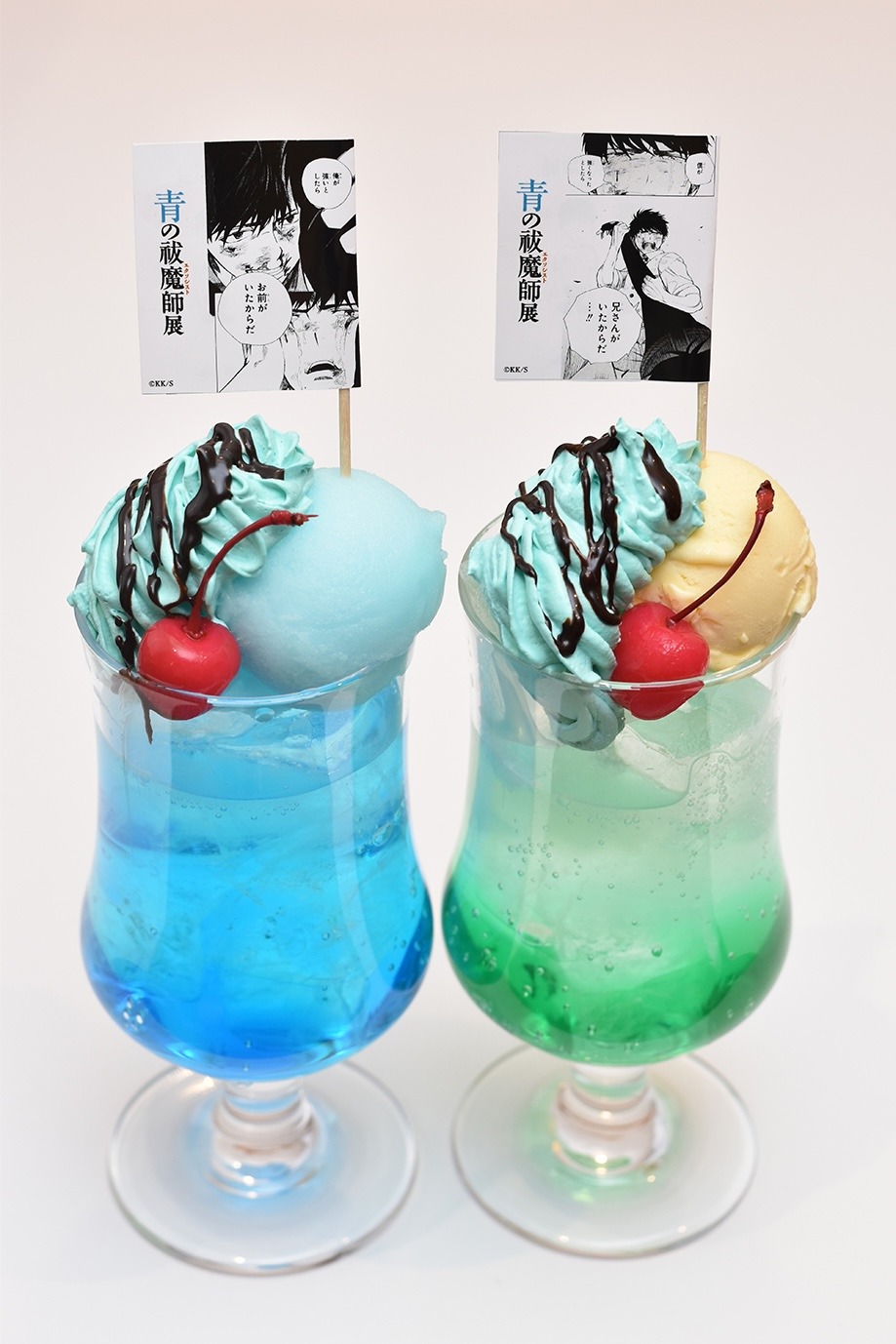 コラボカフェで提供される「無双クリームソーダ-燐-」（左）と「無双クリームソーダ-雪男-」（右）のイメージ。価格は税込各1210円。  (c)加藤和恵／集英社