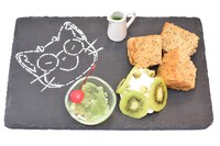 コラボカフェで提供される「クロのマタタビ風（!?）キウィソースのケーキプレート」のイメージ。価格は税込1650円。  (c)加藤和恵／集英社