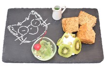 コラボカフェで提供される「クロのマタタビ風（!?）キウィソースのケーキプレート」のイメージ。価格は税込1650円。  (c)加藤和恵／集英社