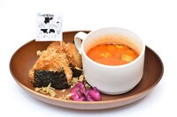 コラボカフェで提供される「おかかバター醤油焼きおにぎりセット」。価格は税込1540円。  (c)加藤和恵／集英社