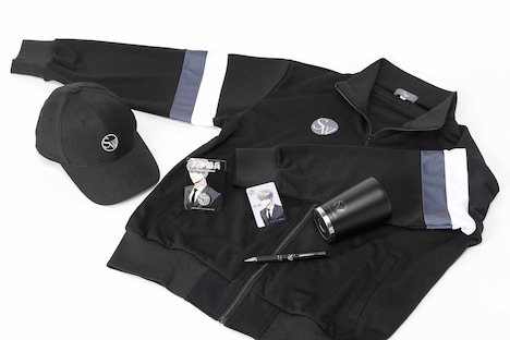 「入学傭兵」帯刀壮馬らが着用しているSW Corp.のロゴ入りジャージ、キャップ、ピンズ、社員証、ボールペン、タンブラー。