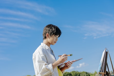 主演の原田琥之佑。 (c)2025映画「海辺へ行く道」製作委員会