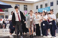 映画「山田くんとLv999の恋をする」の場面写真。