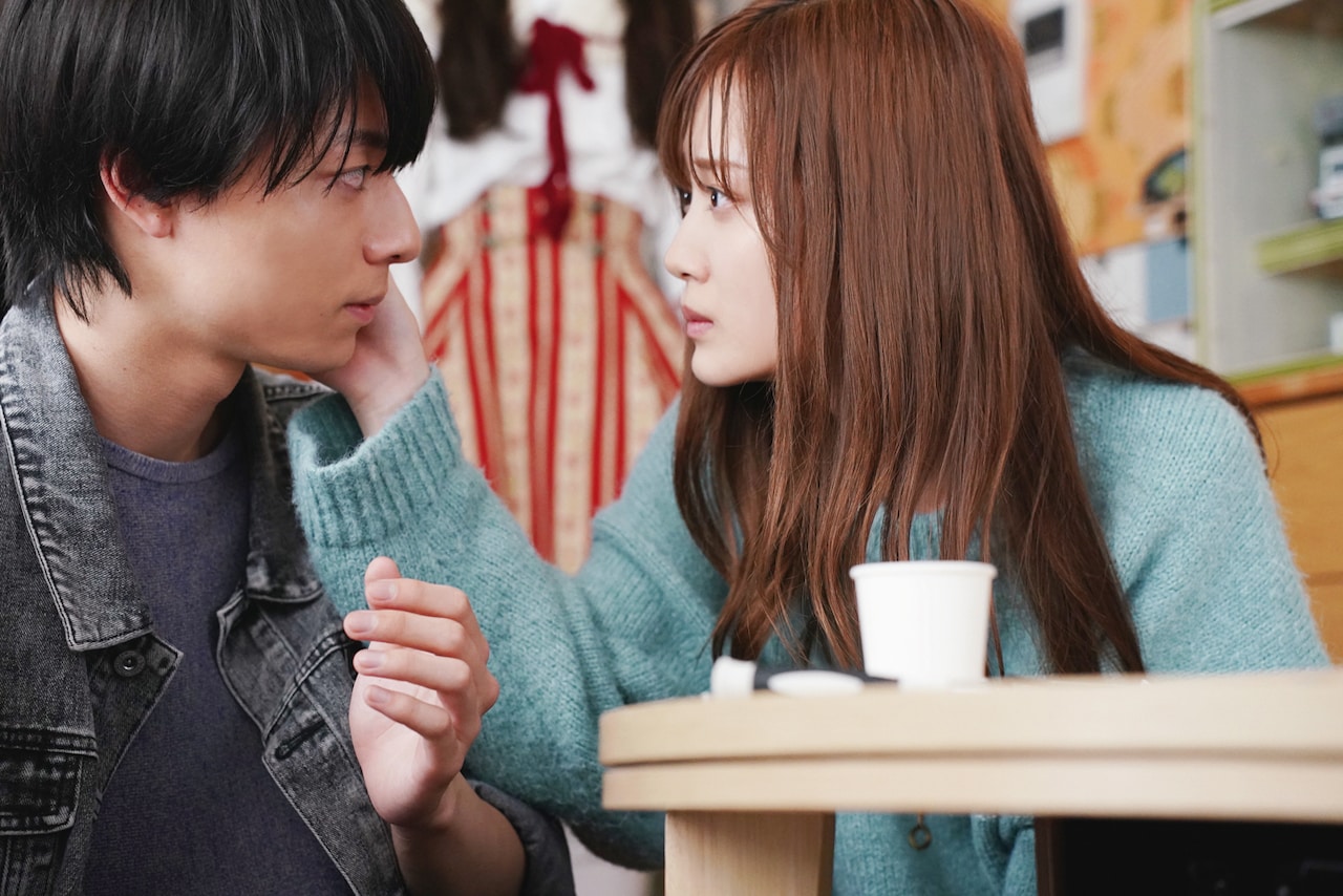 映画「山田くんとLv999の恋をする」山田と茜が見つめ合う、ギルメンの姿も