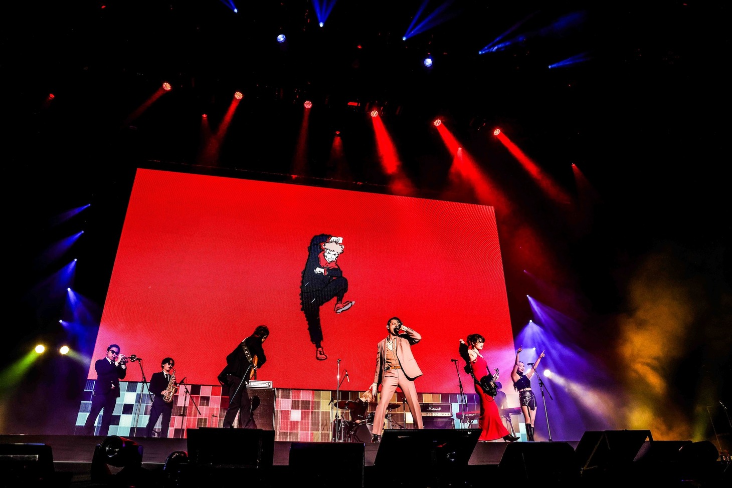 「呪術廻戦」パートのライブでパフォーマンスするALI。
