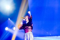 「シャングリラ・フロンティア」パートのライブでパフォーマンスするCHiCO。