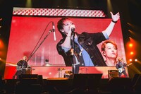 「劇場版ハイキュー!! ゴミ捨て場の決戦」パートのライブでパフォーマンスするSPYAIR。