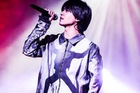 「呪術廻戦」パートのライブでパフォーマンスするWho-ya Extended。