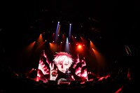 「呪術廻戦」パートの生アフレコの様子。左から榎木淳弥、中村悠一。