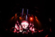 「呪術廻戦」パートの生アフレコの様子。左から榎木淳弥、中村悠一。