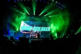 「WIND BREAKER」パートのライブでパフォーマンスするなとり。