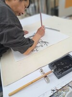 「劇場版 忍たま乱太郎 ドクタケ忍者隊最強の軍師」掛軸の制作風景。