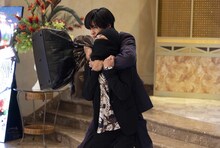 目黒蓮扮するハルとTAKAHIRO扮する強盗のリーダー。(c)2025劇場版『トリリオンゲーム』製作委員会