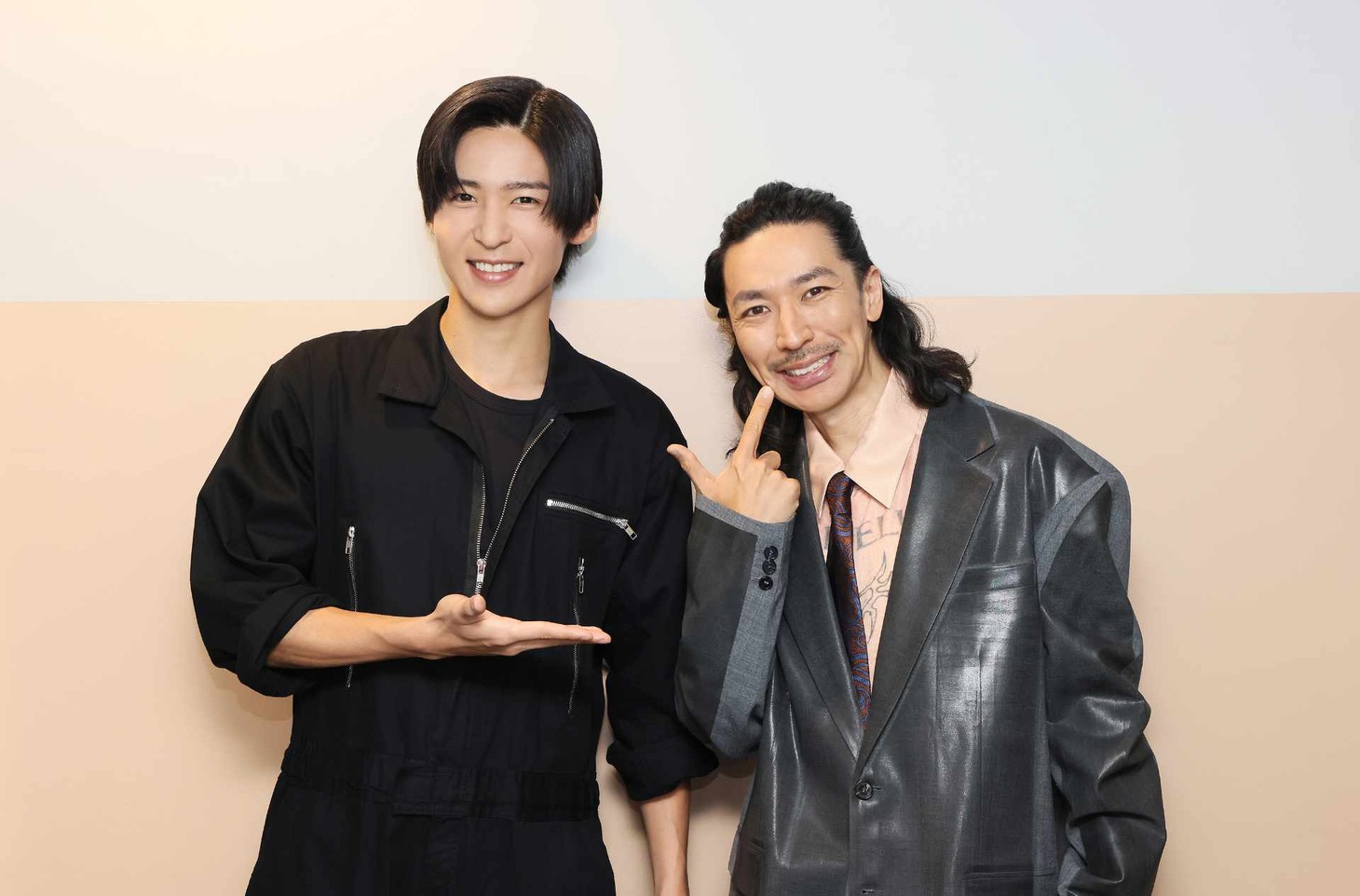 左から目黒蓮とTAKAHIRO。(c)2025劇場版『トリリオンゲーム』製作委員会