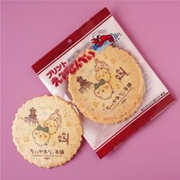 「ちいかわもぐもぐ本舗 川越店」で販売される「えびせんべい」。