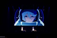 「機動戦士ガンダム 水星の魔女」パートの生アフレコの様子。左から市ノ瀬加那、Lynn。