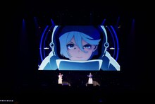 「機動戦士ガンダム 水星の魔女」パートの生アフレコの様子。左から市ノ瀬加那、Lynn。