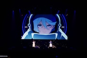 「機動戦士ガンダム 水星の魔女」パートの生アフレコの様子。左から市ノ瀬加那、Lynn。