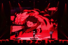 「ダンダダン」パートの生アフレコの様子。左から若山詩音、田中真弓、花江夏樹。