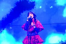 「進撃の巨人」パートのライブより、ヒグチアイ。