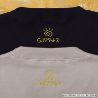 「魔法陣グルグル 刺繍スウェット」襟元のグルグル文字の刺繍。