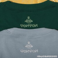 「魔法陣グルグル 刺繍スウェット」襟元のグルグル文字の刺繍。