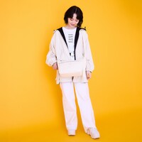 「劇場版 忍たま乱太郎 ドクタケ忍者隊最強の軍師」をモチーフにしたボディバッグの使用イメージ。