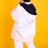 「劇場版 忍たま乱太郎 ドクタケ忍者隊最強の軍師」をモチーフにしたボディバッグの使用イメージ。