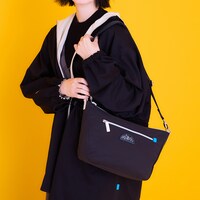 「劇場版 忍たま乱太郎 ドクタケ忍者隊最強の軍師」をモチーフにしたボディバッグの使用イメージ。