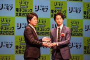 「傷モノの花嫁」関係者として、講談社の谷地辰也氏がトロフィーを受け取る様子。