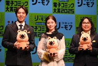 「みんなが選ぶ!!電子コミック大賞2025」授賞式より。左からコカドケンタロウ、小芝風花、中岡創一。