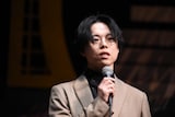 「演劇調異譚『xxxHOLiC』-續・再-」の会見より、演出の松崎史也。