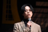 「演劇調異譚『xxxHOLiC』-續・再-」の会見より、演出の松崎史也。