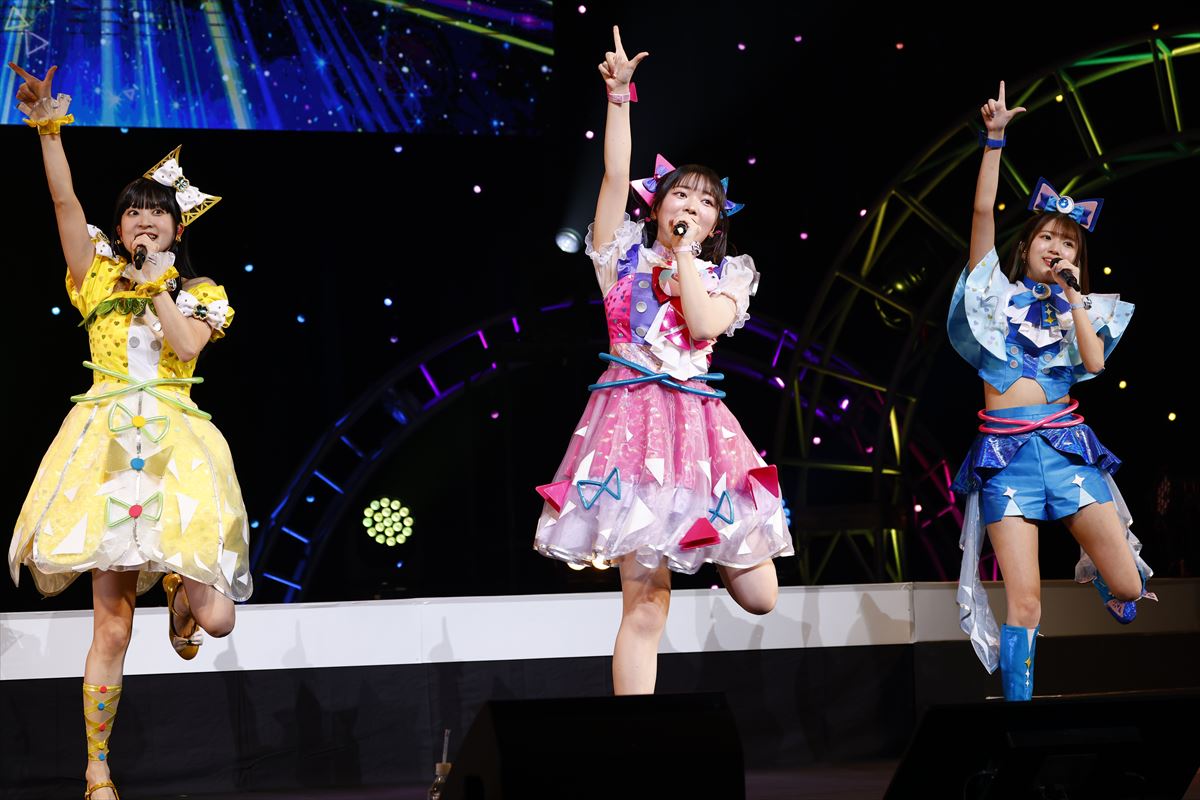 左から鈴風つむぎ役の久保ユリカ、青空ひまり役の藤寺美徳、星川みつき役の平塚紗依。