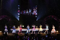 「ぜんりょくじょしかくめい！」の歌唱シーン。