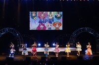 「アイプリバースイン！」の歌唱シーン。