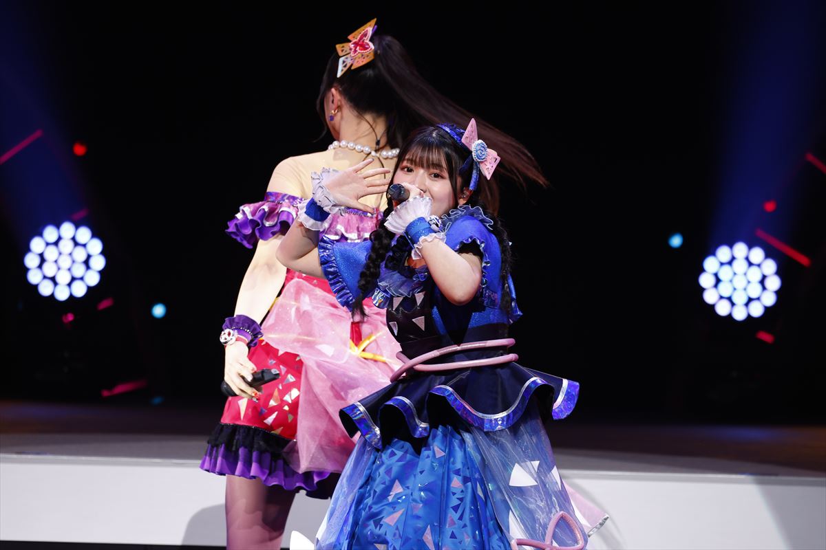 二階堂タマキ役の鈴木杏奈（手前）、一条寺サクラ役の日比優理香（奥）。