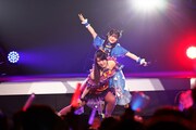 一条寺サクラ役の日比優理香（手前）、二階堂タマキ役の鈴木杏奈（奥）。