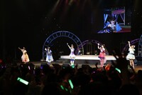 「レッツ！アイプリ」の歌唱シーン。