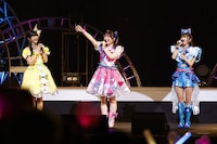 左から鈴風つむぎ役の久保ユリカ、青空ひまり役の藤寺美徳、星川みつき役の平塚紗依。