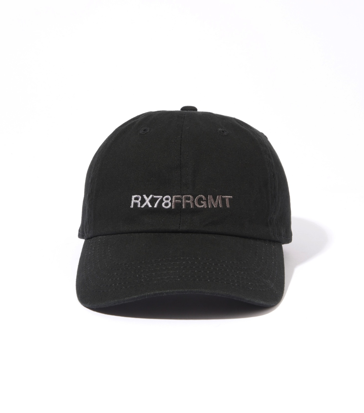 ポップアップストア「GUNDAM45FRGMT」で販売される「	
GUNDAM FRGMT CAP 01」。