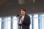 「Pen CREATOR AWARDS 2024」の授賞式に登壇した押山清高監督。