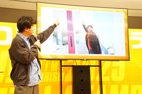 ひがしんアリーナを訪れたときの写真を紹介する有野晋哉
。このときの左手が、須賀にツッコまれていたもの。