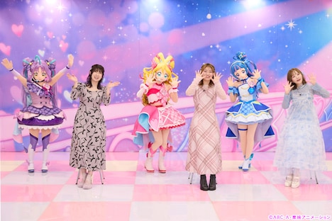 左からキュアキュンキュン、高森奈津美、キュアアイドル、松岡美里、キュアウインク、高橋ミナミ。