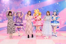 左から高森奈津美、キュアキュンキュン、松岡美里、キュアアイドル、高橋ミナミ、キュアウインク。